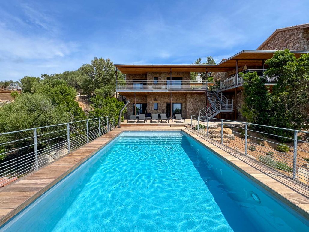 Villa en pierre avec piscine chauffée et vue panoramique mer et montagne, à Punta d'Arasu