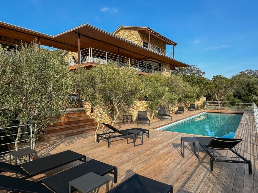 Piscine chauffée avec vue sur la mer à Villa Chiara, proche de Porto-Vecchio.
