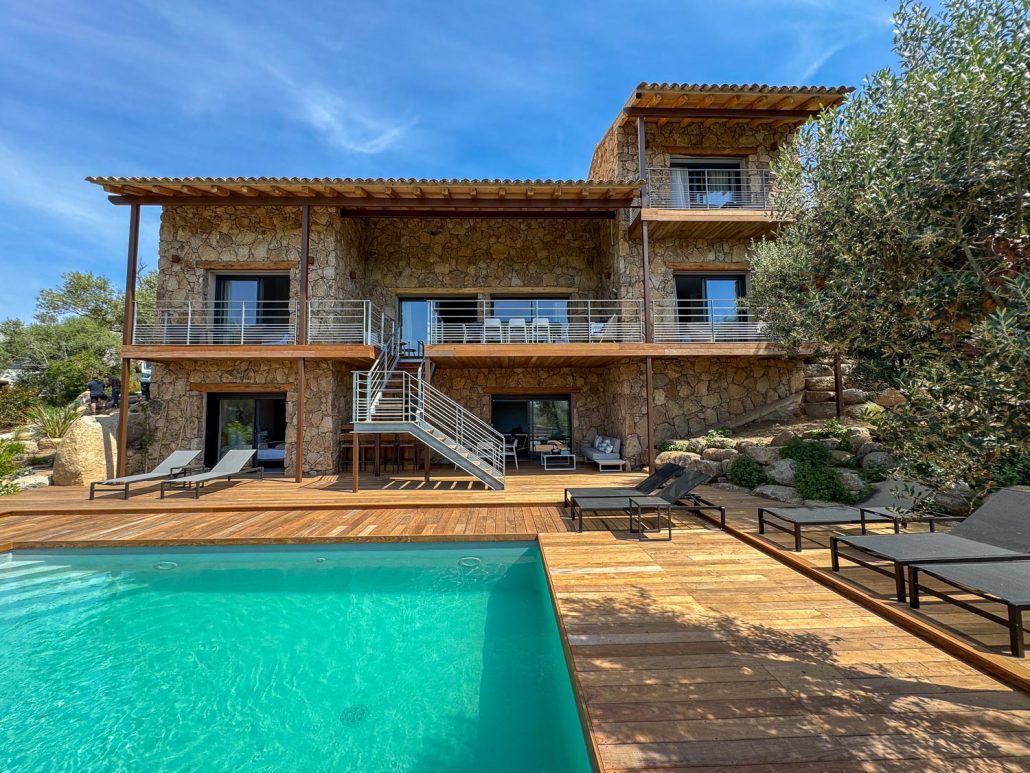 Vue sur la mer depuis la piscine de Villa Serena à Punta d'Arasu.