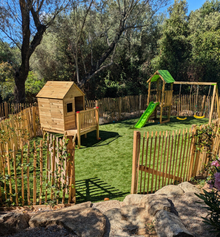 Aire de jeux enfants au Domaine Terre d'Arasu, à Saint Cyprien