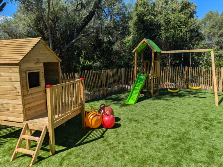 Aire de jeux enfants au Domaine Terre d'Arasu