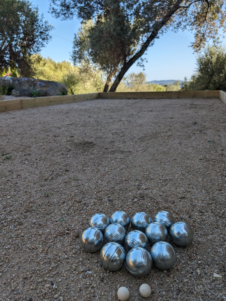 Terrain de pétanque à Arasu, vue panoramique sur le golfe de Saint Cyprien.