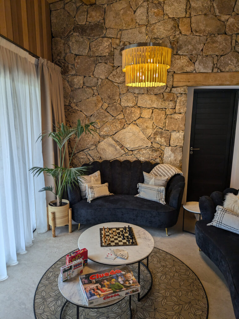 Espace jeux de société à la résidence de luxe Terre d'Arasu, villas de luxe à Porto-Vecchio