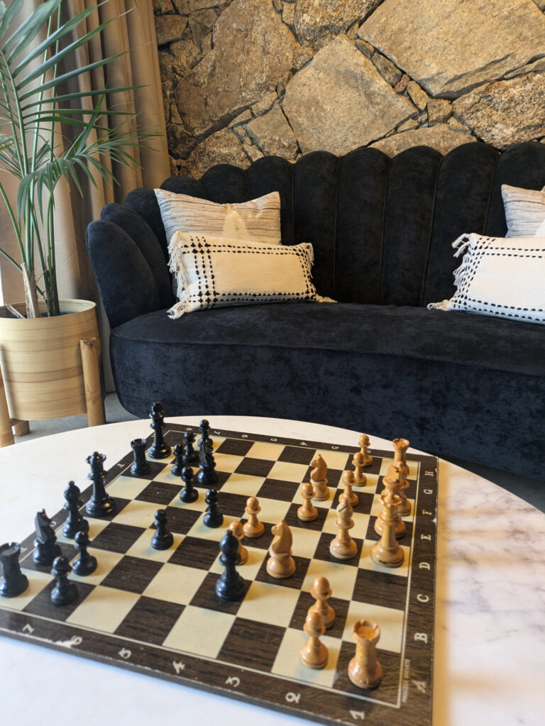 Jeux de société disponibles à la réception du domaine Terre d'Arasu, proche du golfe de Saint Cyprien.