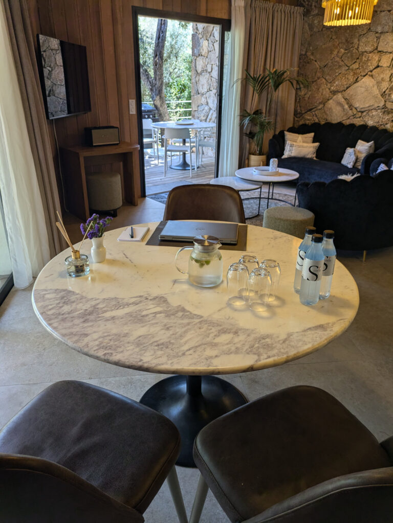 Service de conciergerie sur-mesure à la résidence de luxe Terre d'Arasu