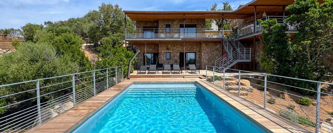 Villa en pierre avec piscine chauffée et vue panoramique mer et montagne, à Punta d'Arasu