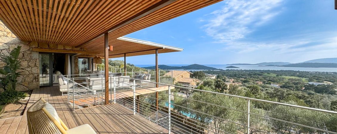 Terrasse de Villa Chiara offrant une vue imprenable à Arasu, Corse du Sud.