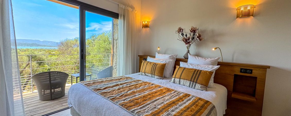 Chambre spacieuse avec terrasse et vue sur la mer, à Punta d'Arasu.