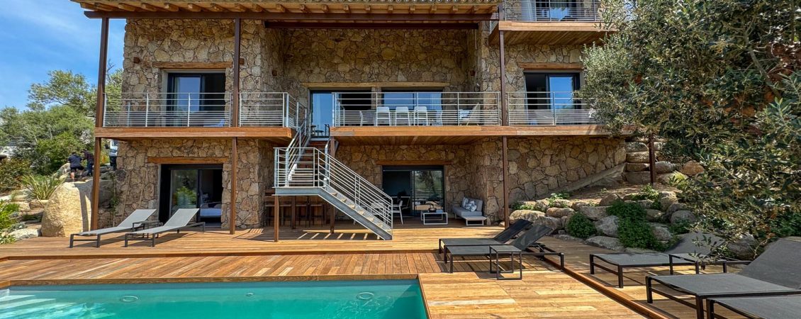 Vue sur la mer depuis la piscine de Villa Serena à Punta d'Arasu.
