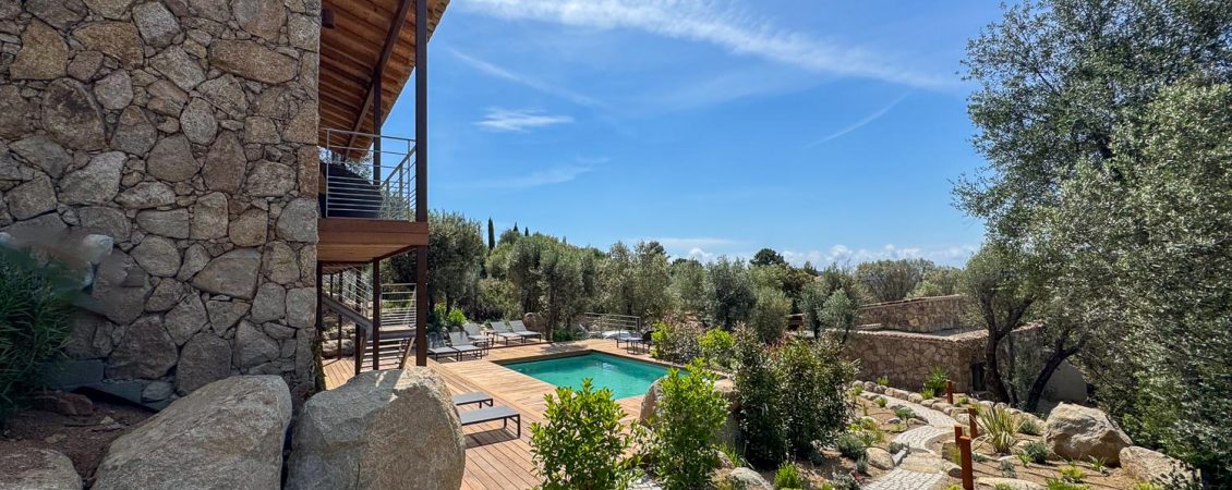 Piscine chauffée avec vue sur la mer à Villa Serena, proche de Porto-Vecchio.